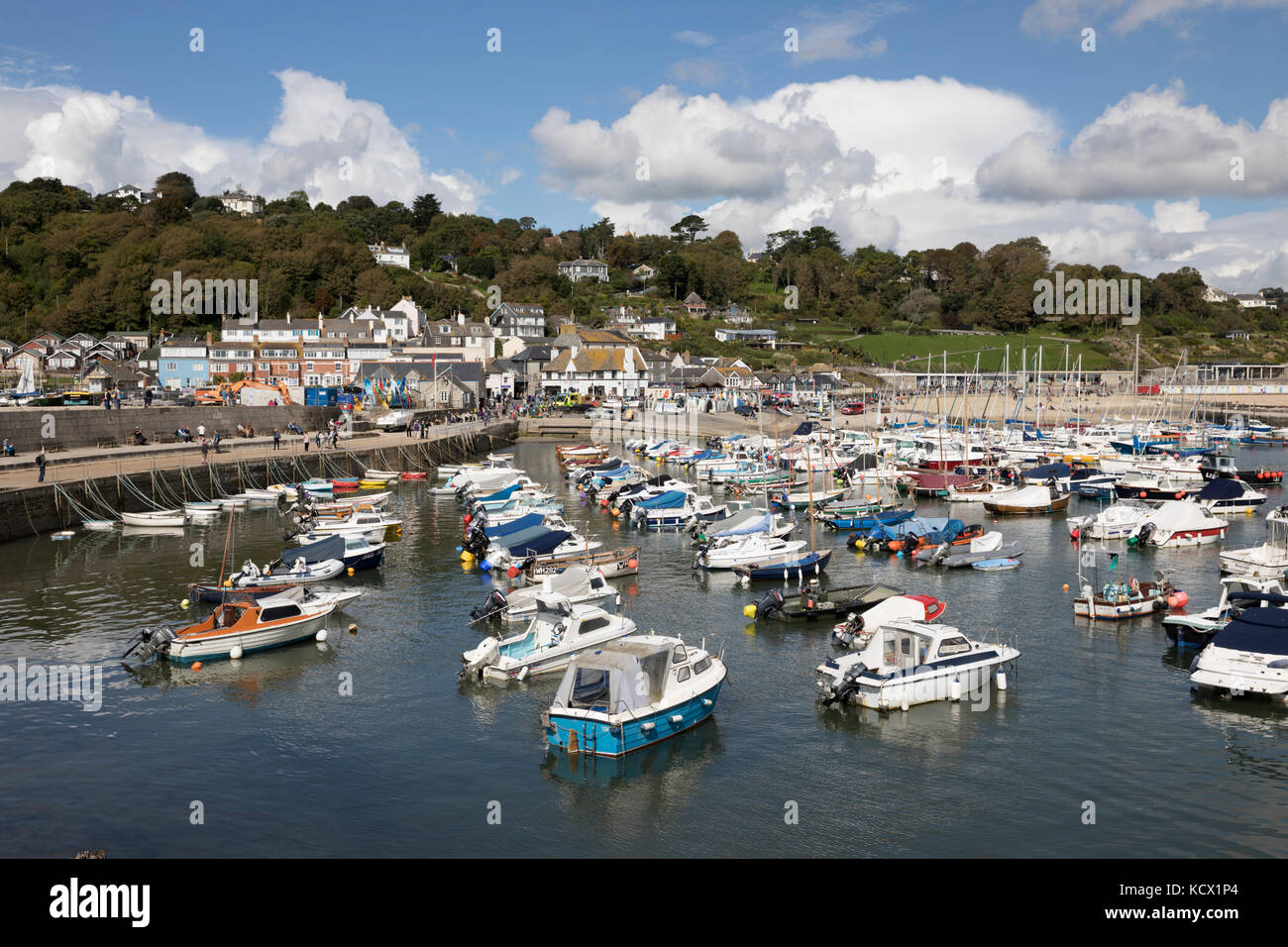 Ver más barcos amarrados en el Cobb y el casco antiguo de la ciudad detrás, Lyme Regis, Dorset, Inglaterra, Reino Unido, Europa Foto de stock