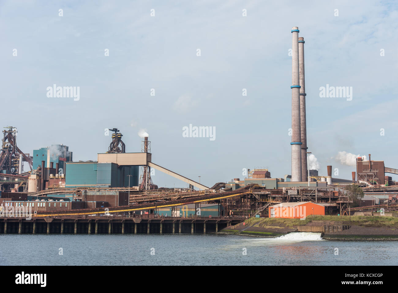 Las esclusas de ijmuiden holland y el Tata Steel factory Foto de stock
