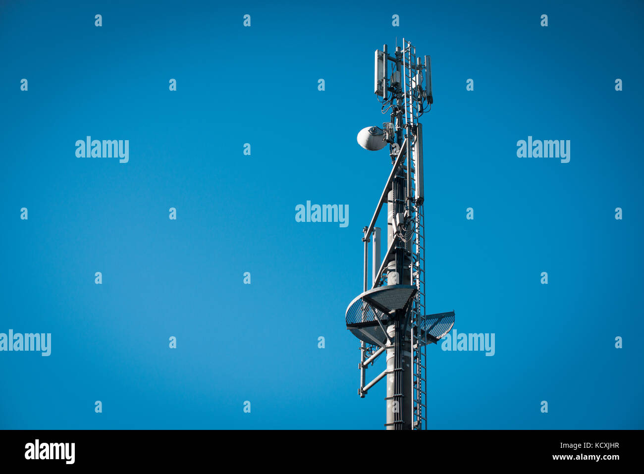 Torre de transmisión celular teléfono celular blue sky Foto de stock