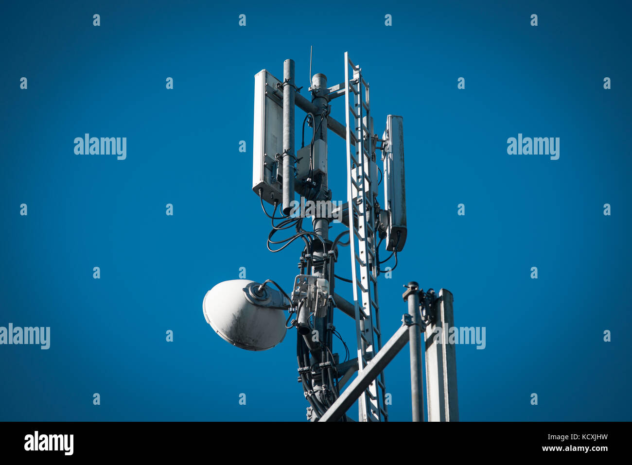 Torre de transmisión celular teléfono celular blue sky Foto de stock