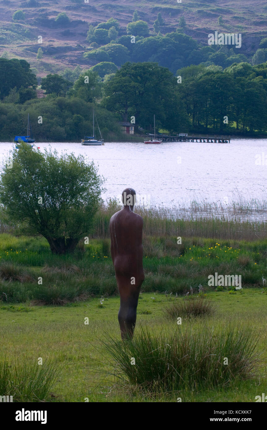 Escultura en bronce del tamaño de la vida mirando el Lago Coniston Foto de stock