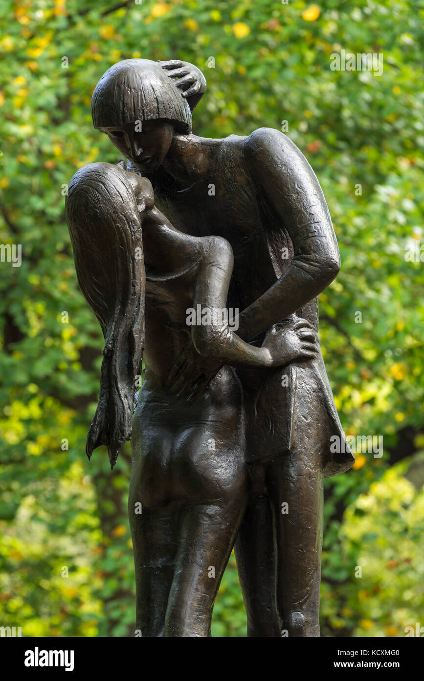 Romeo y Julieta estatua de bronce cerca del Teatro Delacorte en Central Park. Manhattan, Ciudad de Nueva York Foto de stock