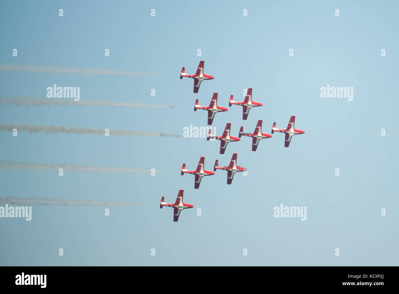 Las Fuerzas Canadienses 431 Escuadrón de demostración aérea, los "turistas invernales", volar en una estricta formación delta en San Francisco Fleet Semana Octubre 7, 2017. Los turistas invernales se compone de un equipo de 24 miembros y 11 en total CT-114 Tutor de aviones. San Francisco Fleet Week es una oportunidad para que el público americano para satisfacer su infantería de marina, la Marina y la guardia costera y la experiencia de los equipos de America's servicios marítimos. La Semana de la flota destacará personal naval, equipo, tecnología y capacidades, con énfasis en la ayuda humanitaria y la respuesta en casos de desastre. (Ee.Uu. Marine Corps foto por Lance Cpl. Samantha Bray) Foto de stock