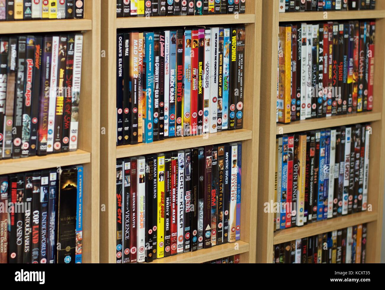 Colección de DVD en un estante Fotografía de stock - Alamy