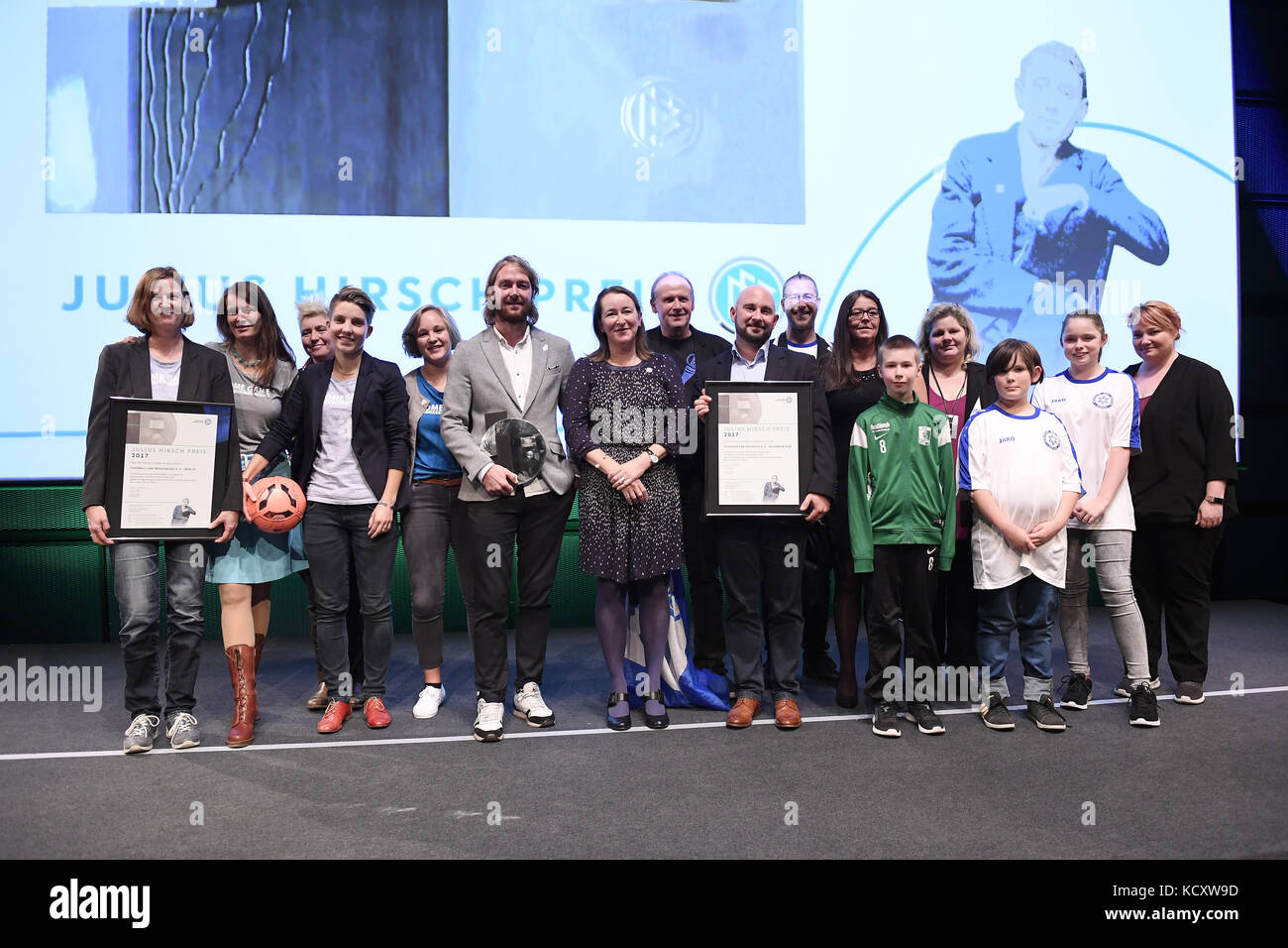 Karlsruhe, Alemania. 07 oct, 2017. gruppenfoto con allen gewinnern den julius hirsch preis. ges/ allgemein/ julius hirsch Preis 2017, 07.10.2017 Noticias/sport: Julius hirsch Preis 2017, Karlsruhe, 7 de octubre de 2017 |uso de crédito en todo el mundo: dpa/alamy live news Foto de stock