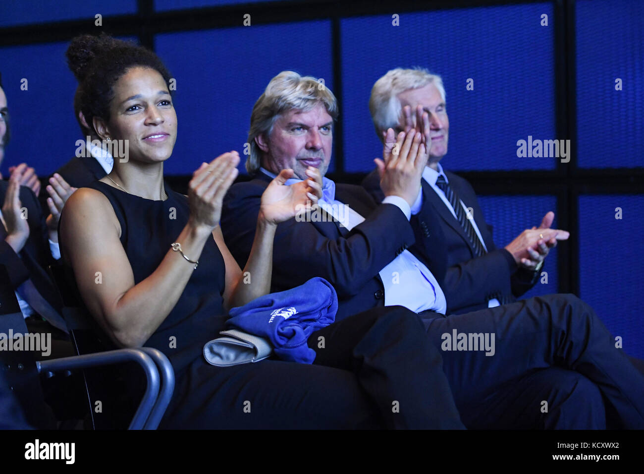 De izquierda a derecha celia sasic (ehemalige nationalspielerin), vizeprã residente árbitro und Qualifizierung ronny Zimmermann (DFB), vizeprã residente Sozial-/gesellschaftspolitik eugen gehlenborg (DFB). ges/ allgemein/ julius hirsch Preis 2017, 07.10.2017 Noticias/sport: Julius hirsch Preis 2017, Karlsruhe, 7 de octubre de 2017 |el uso en todo el mundo Foto de stock