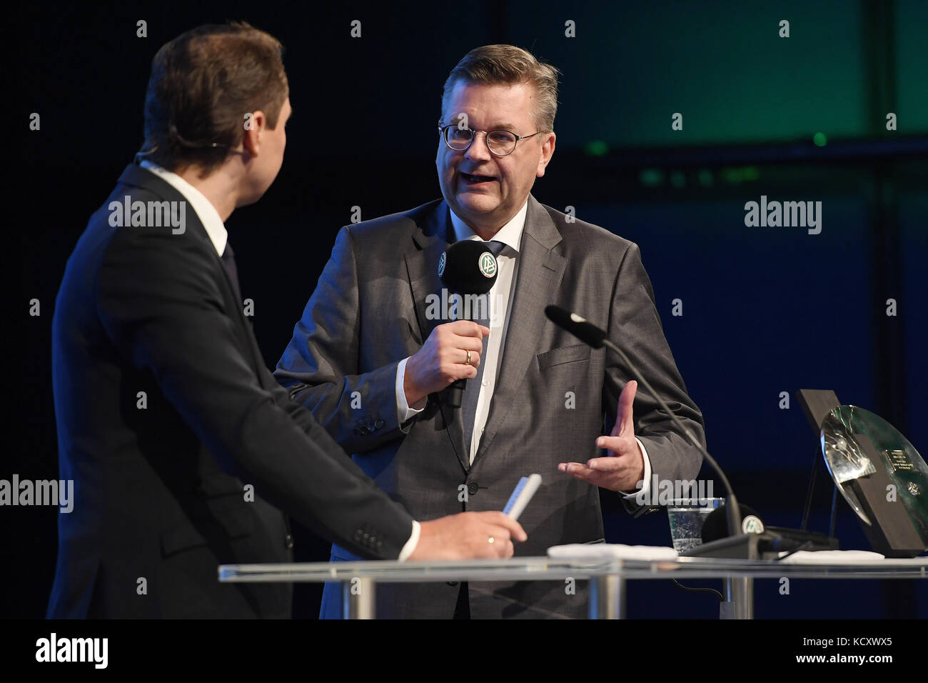 Ralf koettker pressesprecher (DFB, l.) con Reinhard grindel praesident (Alemania, r). ges/ allgemein/ julius hirsch Preis 2017, 07.10.2017 Noticias/sport: Julius hirsch Preis 2017, Karlsruhe, 7 de octubre de 2017 |el uso en todo el mundo Foto de stock