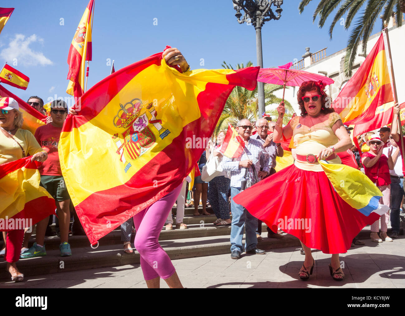 Las Palmas, Gran Canaria, Islas Canarias, España. 8 de octubre de 2017. Con  temperaturas alrededor de 30 grados Celcius, la gente que ondeaba banderas  españolas se congrega fuera de la catedral de