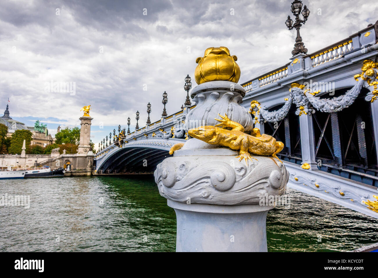 El Pont Alexandre II con el Grand Palais en la distancia, en París, Francia Foto de stock