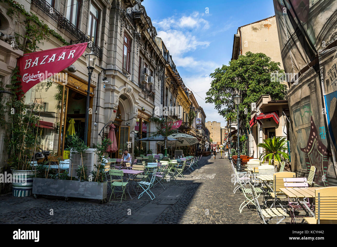 Casco antiguo de Bucarest, distrito de lipscani con increíble atmósfera,  terraza, restaurantes, bares y tiendas en la capital de Rumanía Fotografía  de stock - Alamy
