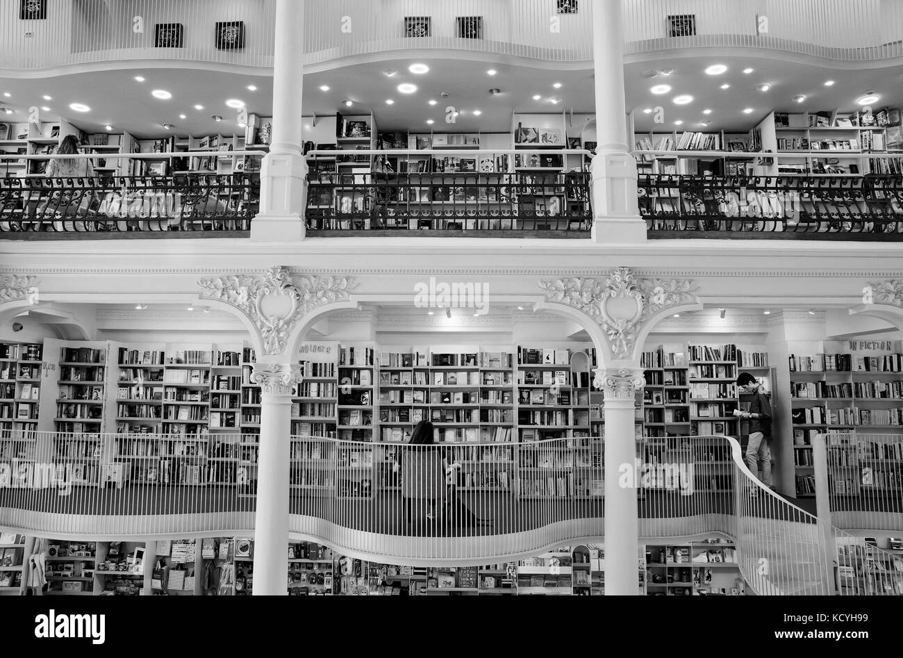 Librería carturesti carusel con moderna arquitectura blanca en un edificio  histórico reformado en lipscani, casco antiguo de la ciudad de Bucarest,  Rumania Fotografía de stock - Alamy