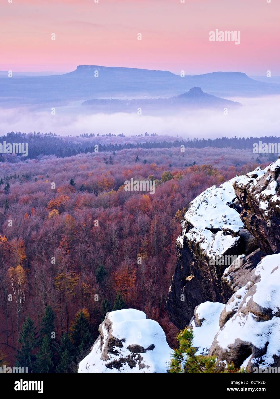 Primero la cubierta de nieve en polvo sobre las rocas de piedra arenisca encima de Valley Park. niebla pesada en valle abajo View Point. frío otoñal de fuelle de niebla. Foto de stock