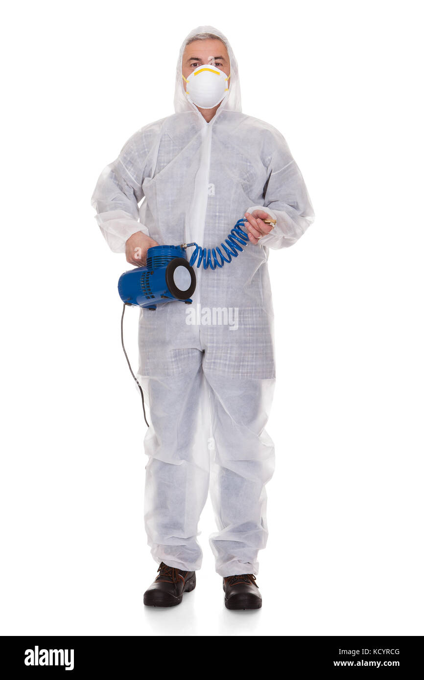 Ropa de trabajo protectora hombre maduro, con la celebración de muestra de  color sobre fondo blanco Fotografía de stock - Alamy