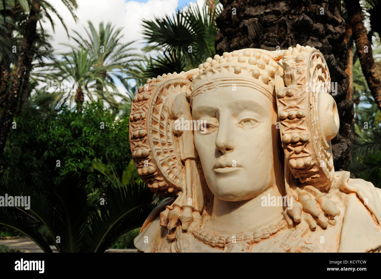 Una copia del busto de la Dama de Elche. Huerto del Cura, Elche, Alicante, España Foto de stock