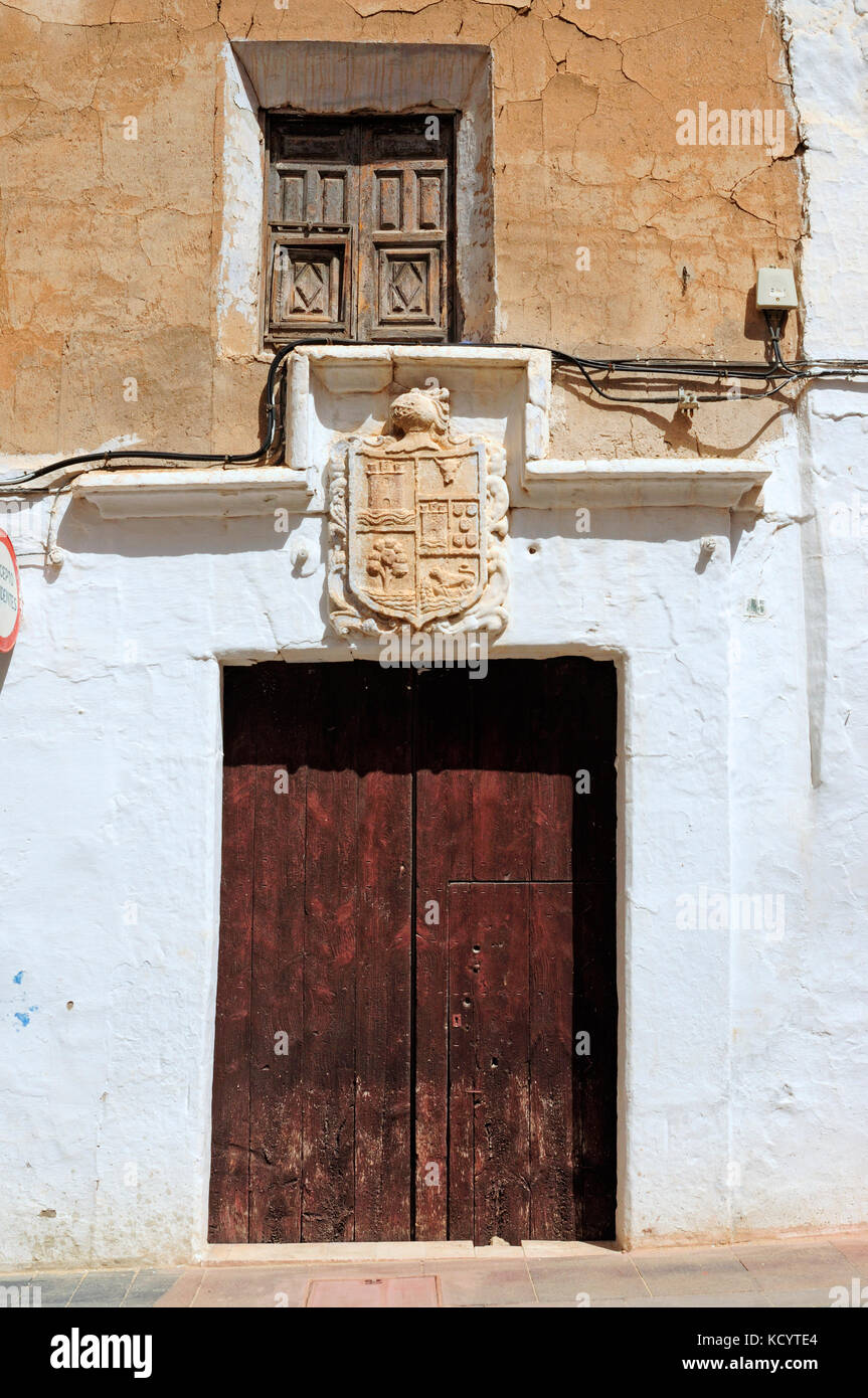Detalle de un escudo de armas por encima de la puerta de casa. Villena, Alicante Foto de stock