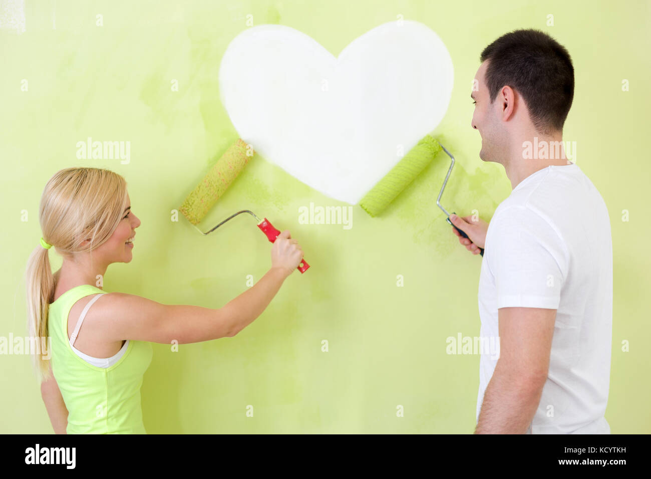 Pintura de corazón en la pared fotografías e imágenes de alta resolución -  Alamy
