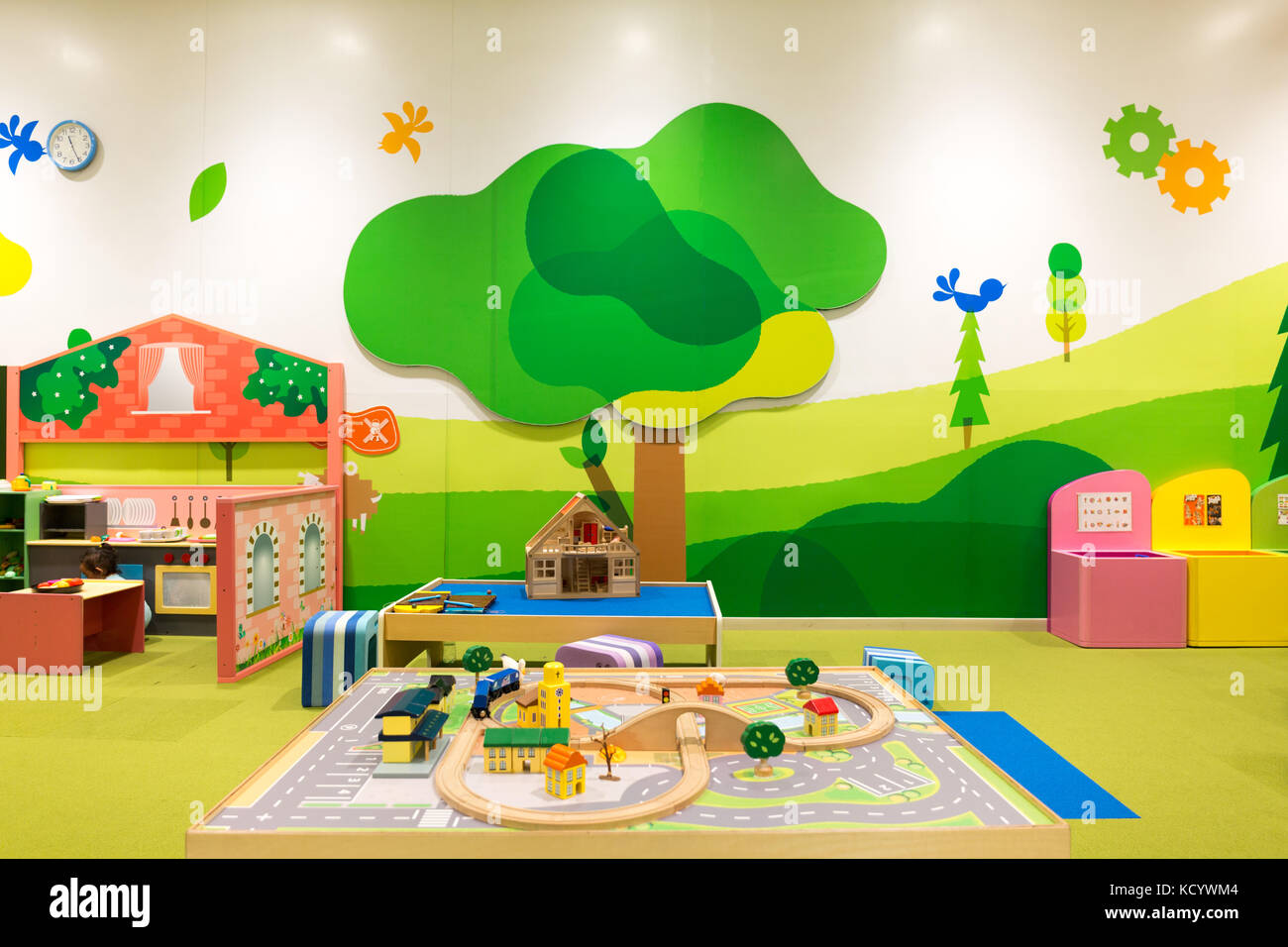 Parque infantil con tren de juguete, tren, puentes, árboles y casas para niños para jugar y aprender Fotografía de stock - Alamy