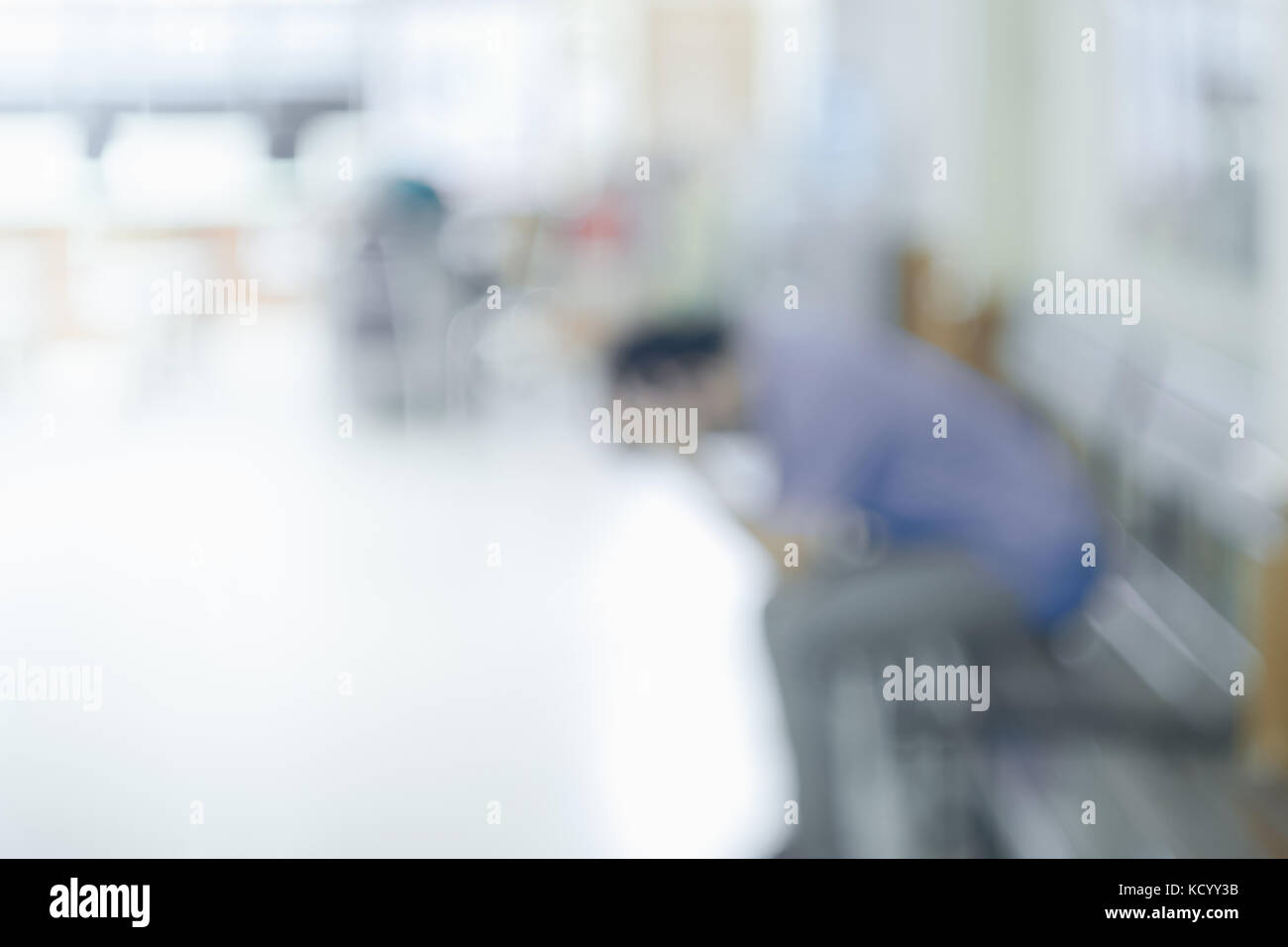 Blur gente triste están sentados en la sala de espera en el hospital,medicina blured concepto de fondo Foto de stock
