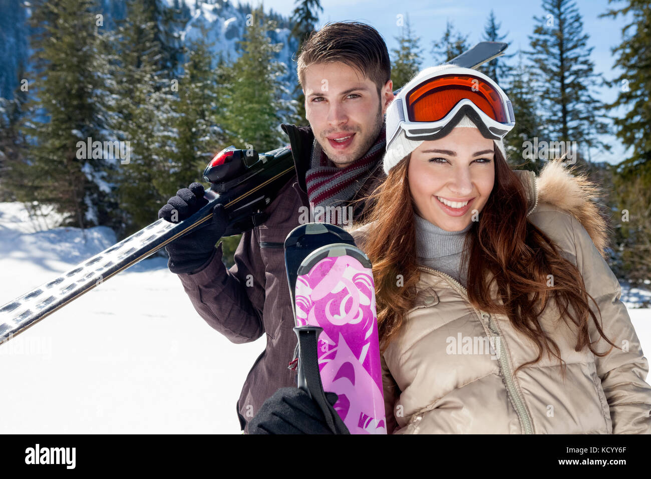 Retrato de pareja feliz con esquíes Foto de stock
