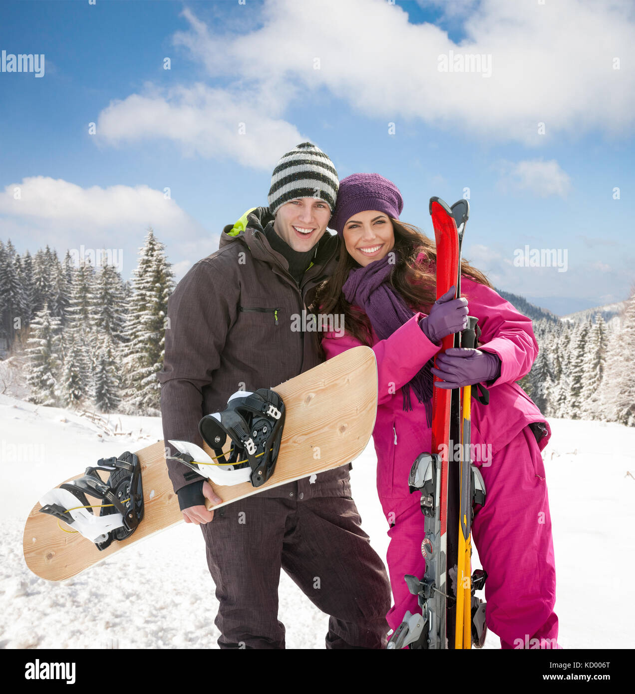 La mujer y el hombre joven esquiador en día de invierno Foto de stock