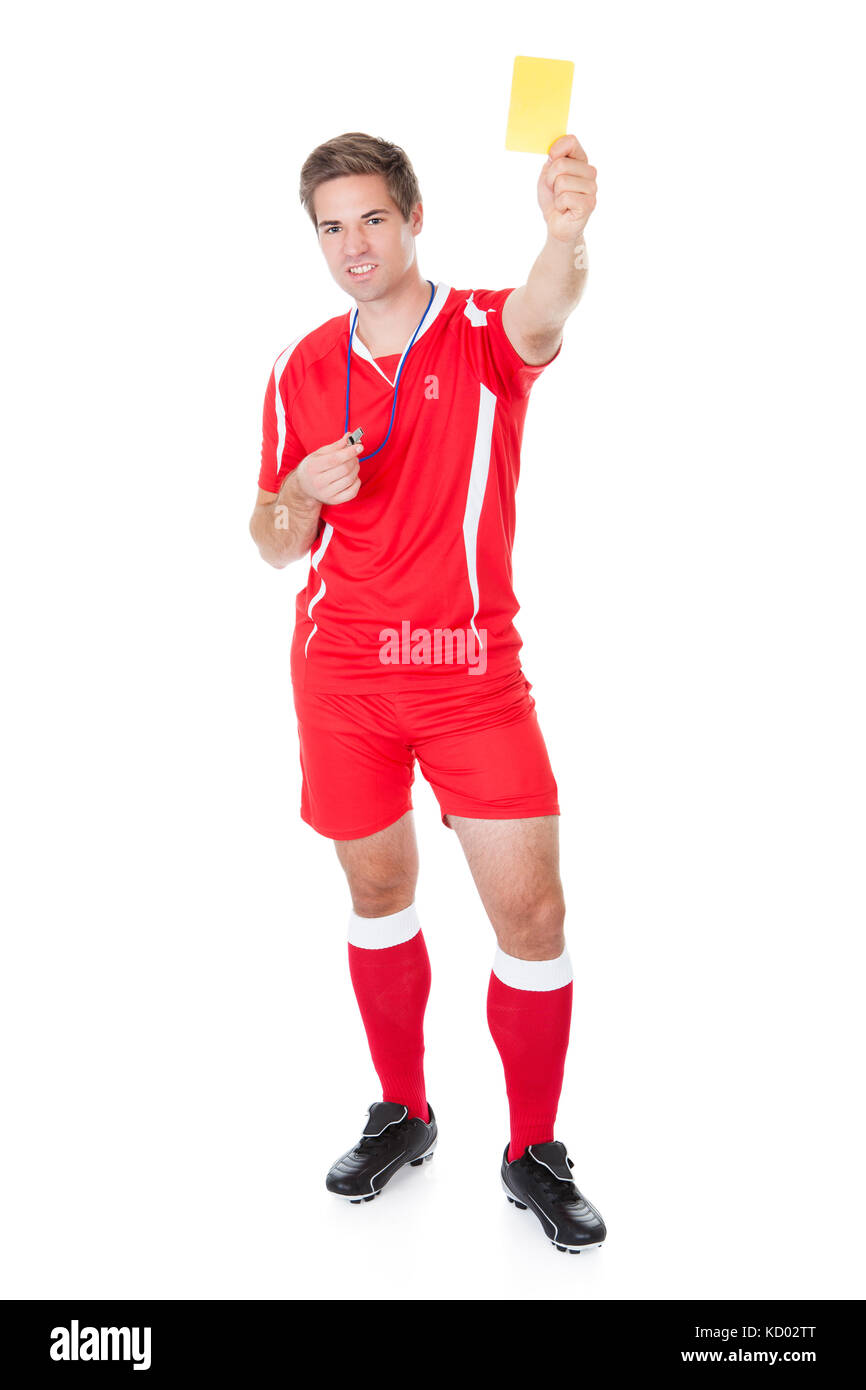 Retrato de árbitro de fútbol masculino celebración Tarjeta amarilla Foto de stock