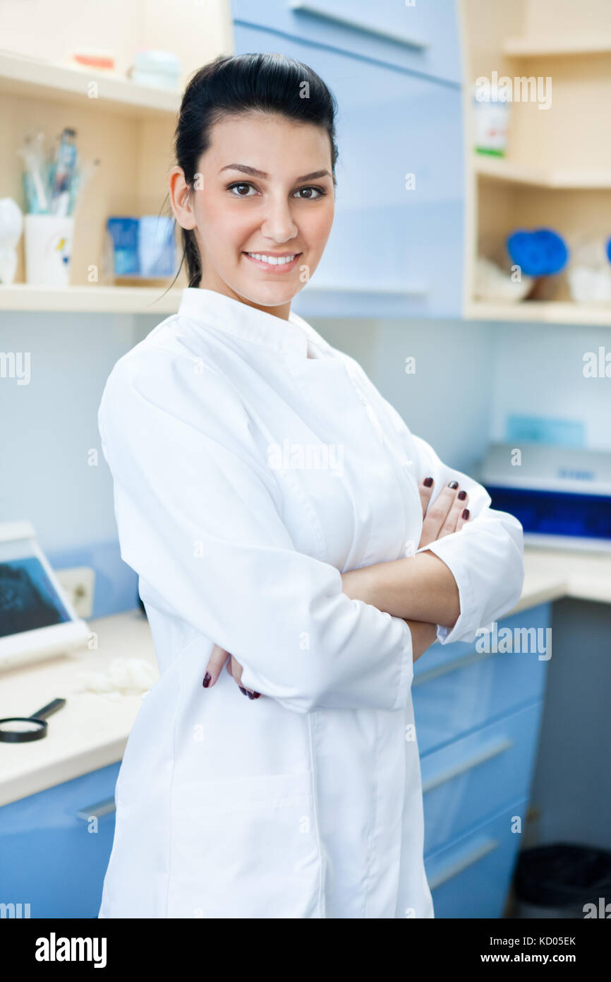 Sonriente joven enfermera dental dentista en la práctica Foto de stock