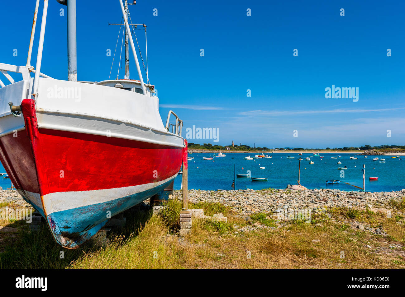 Embarcación de pesca de orilla en la aldea de vale, Guernsey, Islas del Canal, Reino Unido el día de verano Foto de stock