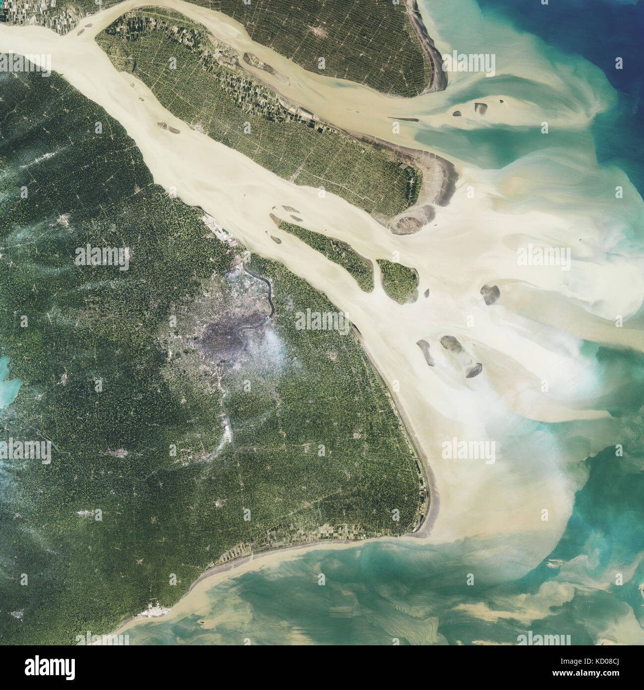 Imagen de satélite de Shanghai, China, y el Río Yangtze mostrar sedimento Foto de stock