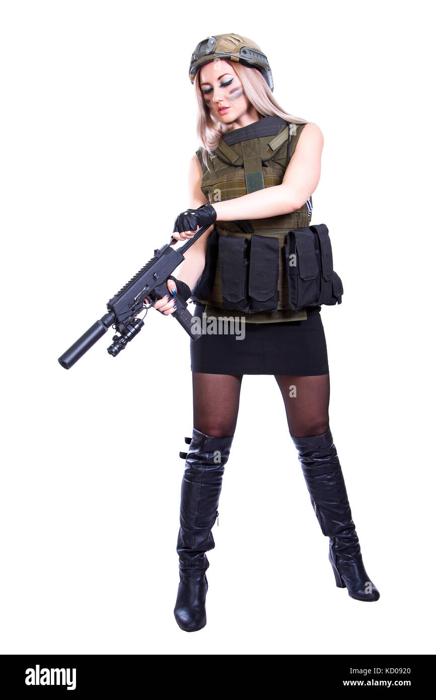 Mujer de un militar de camuflaje recargando la smg aislado sobre fondo blanco. Foto de stock