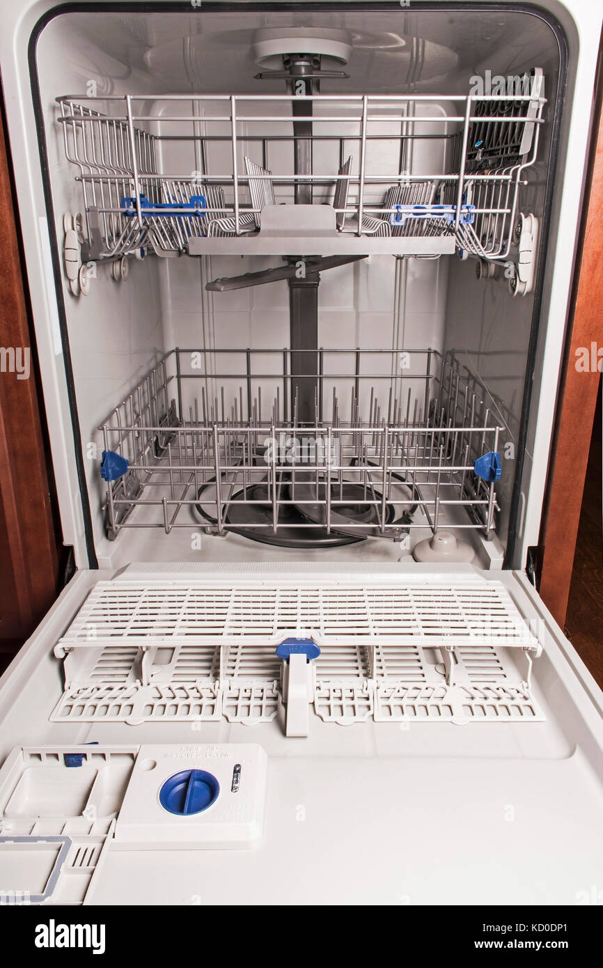 Abierto lavavajillas vacío en la cocina contemporánea gris azul con encimera  compacta de alta presión laminado HPL y fregadero cuadrado negro y azulejos  Fotografía de stock - Alamy