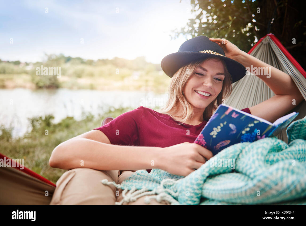 Mujer, relajarse en una hamaca leyendo libros, Cracovia, Malopolskie, Polonia, Europa Foto de stock