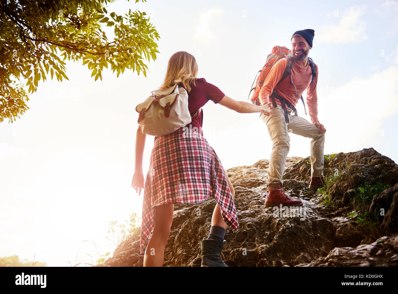Excursión pareja sobre rocas, Cracovia, Malopolskie, Polonia, Europa Foto de stock