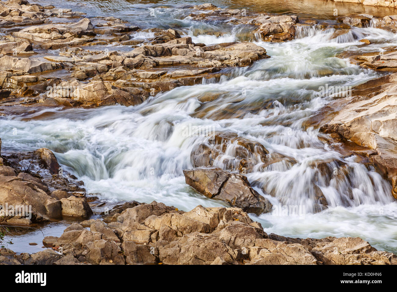 Un río de grava con un tormentoso stream. El curso de agua y natural. vacaciones de otoño en las montañas Foto de stock