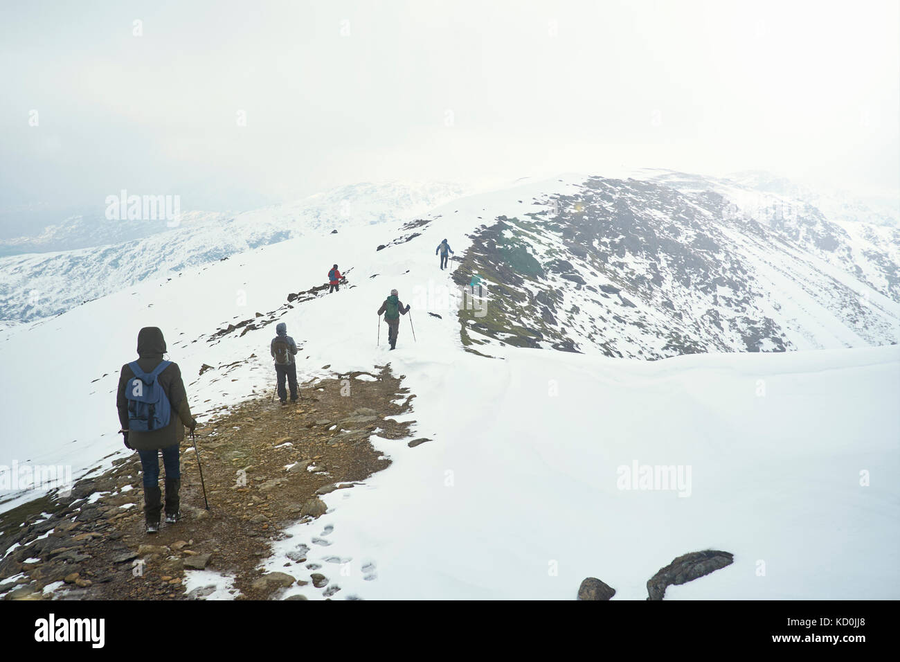 Los excursionistas de montaña cubiertas de nieve, Coniston, Cumbria, Reino Unido Foto de stock