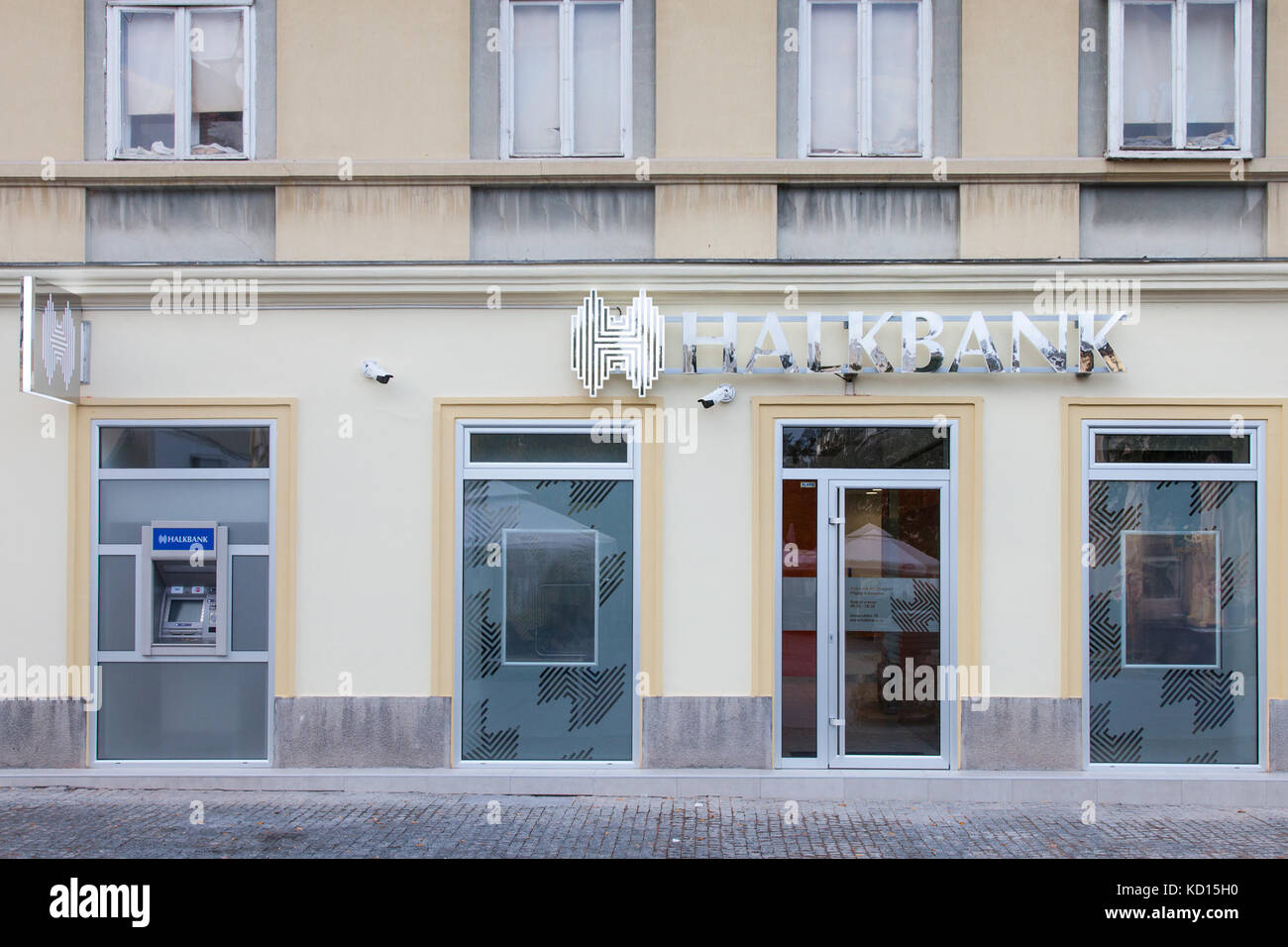 Belgrado, Serbia - Septiembre 3, 2017: la sucursal local del banco turco halkbank, que empezó a abrir oficinas en serbia imagen de la recientemente abierta Foto de stock