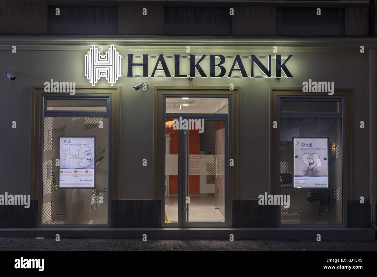 Belgrado, Serbia - Octubre 10, 2017: la sucursal local del banco turco halkbank, que empezó a abrir oficinas en serbia imagen del recientemente opene Foto de stock