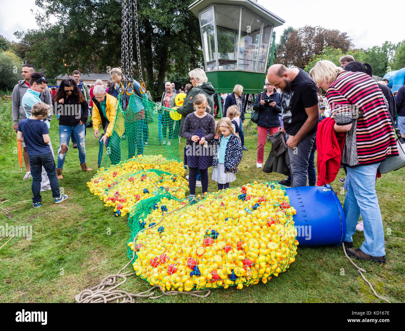 'Raza' de patos de plástico sobre el río Aller, evento de caridad , Celle, Alemania Foto de stock