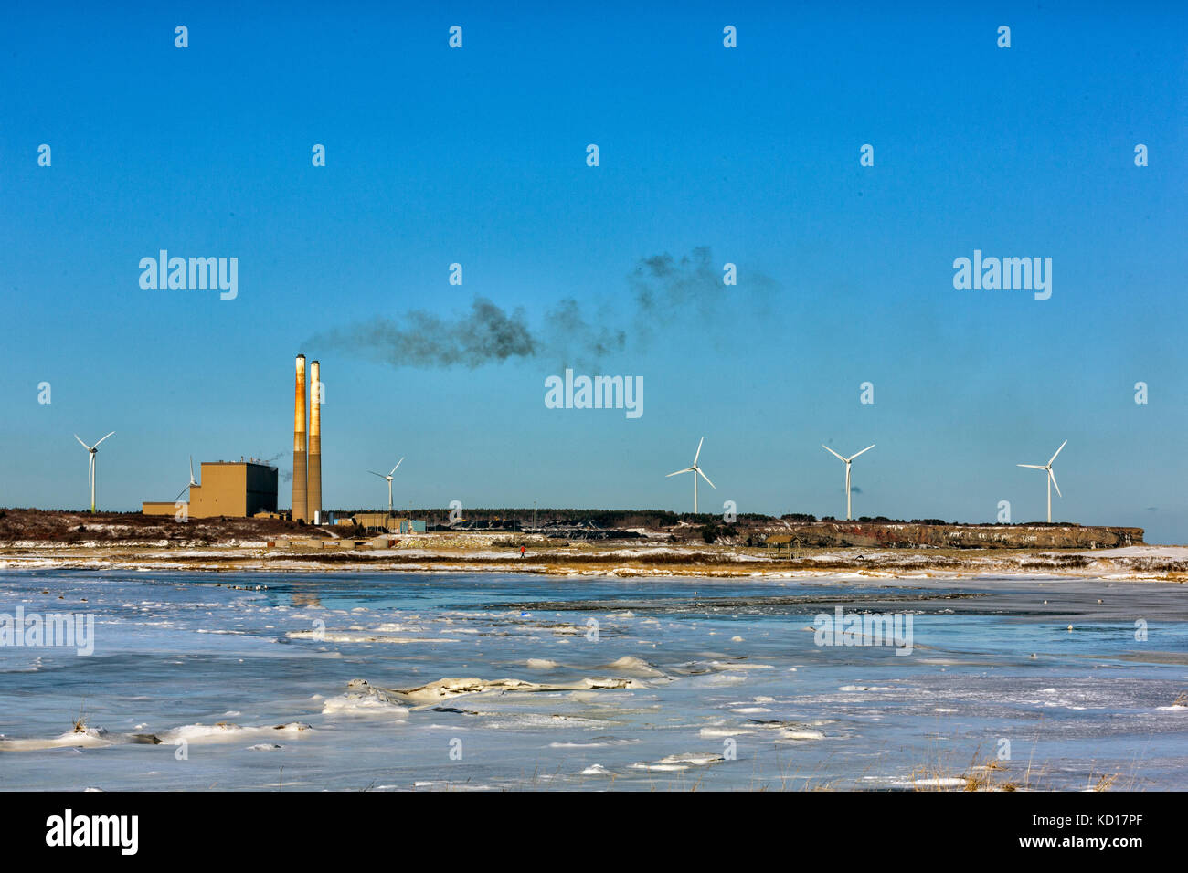 Vista de lingan estación generadora de carbón y turbinas eólicas del parque provincial dominion Beach, Cape Breton, Nova Scotia, Canadá Foto de stock