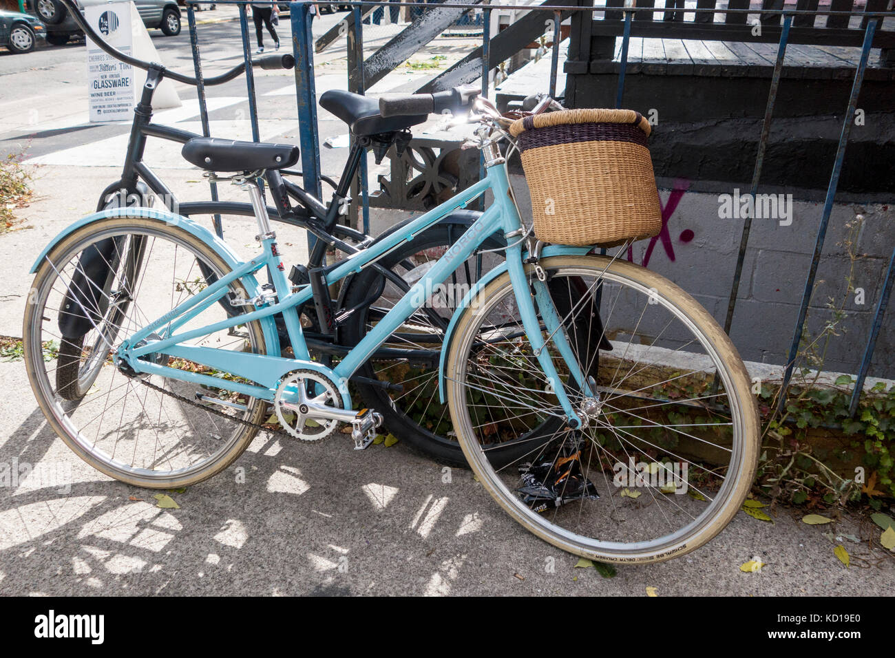 Bicicletas de mujer con cesta bloqueado para valla y otra bicicleta en  Kensington Market en el centro de Toronto, Ontario, Canadá Fotografía de  stock - Alamy