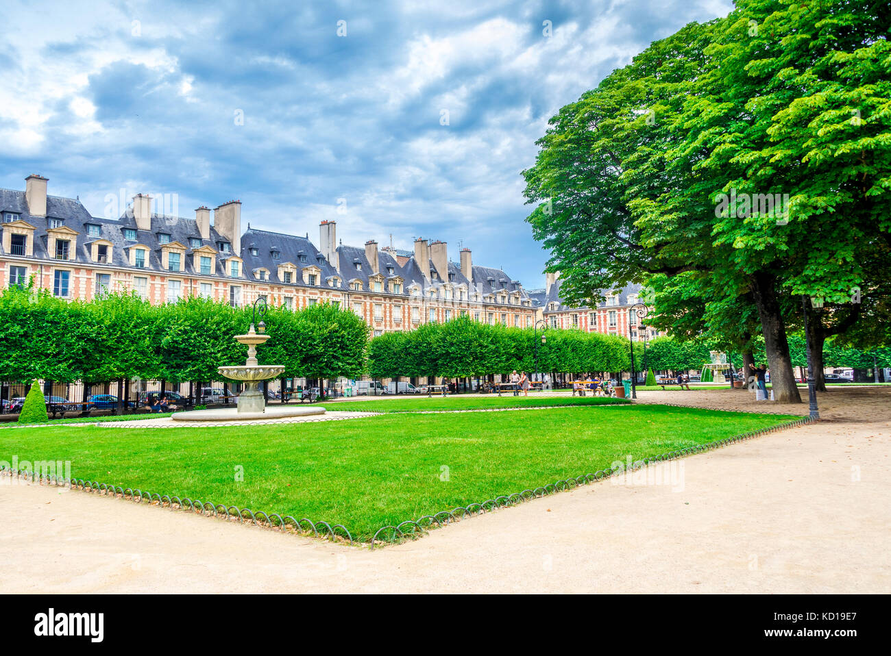 La Place des Voges, Originalmente Place Royale, es la plaza planificada más antigua de París, Francia. Situado en el barrio de Marais es popular entre los lugareños. Foto de stock