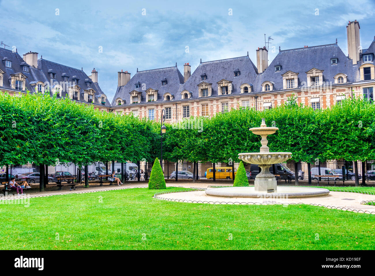 La Place des Voges, Originalmente Place Royale, es la plaza planificada más antigua de París, Francia. Situado en el barrio de Marais es popular entre los lugareños. Foto de stock