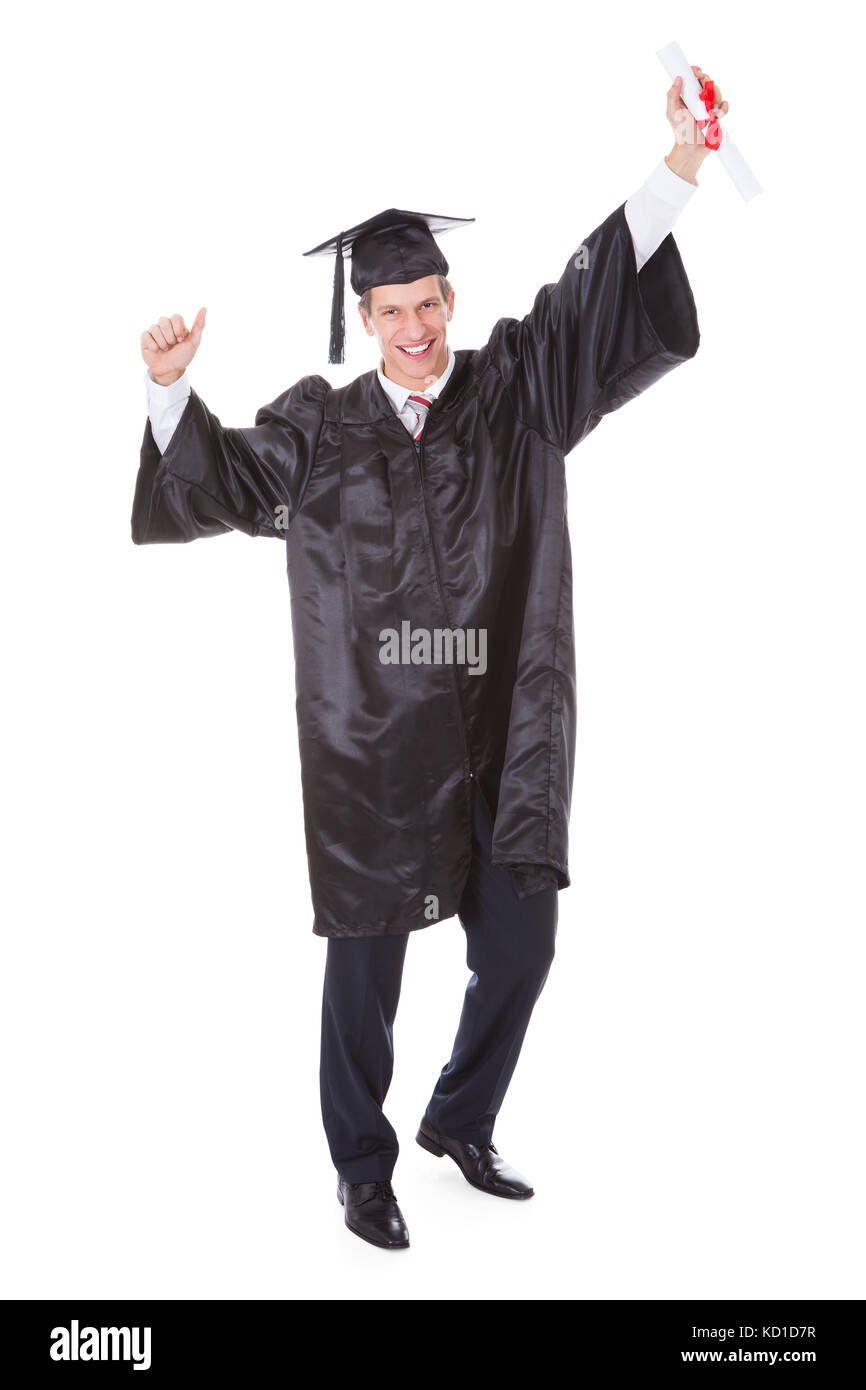 Emocionado hombre graduado con un certificado sobre fondo blanco. Foto de stock