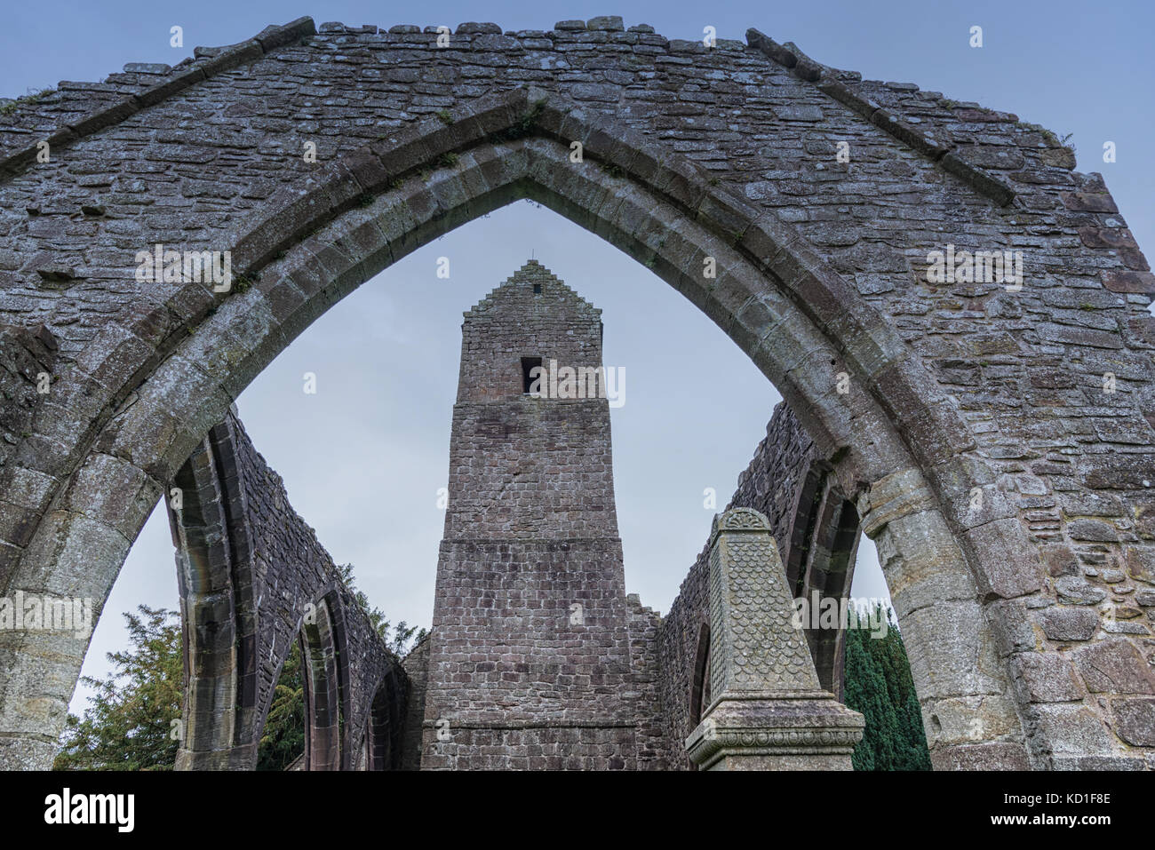 Las antiguas ruinas de Muthill antigua iglesia y torre. La iglesia data del siglo XII, pero está construido sobre bases mucho más antiguos. Después de la batalla de S Foto de stock