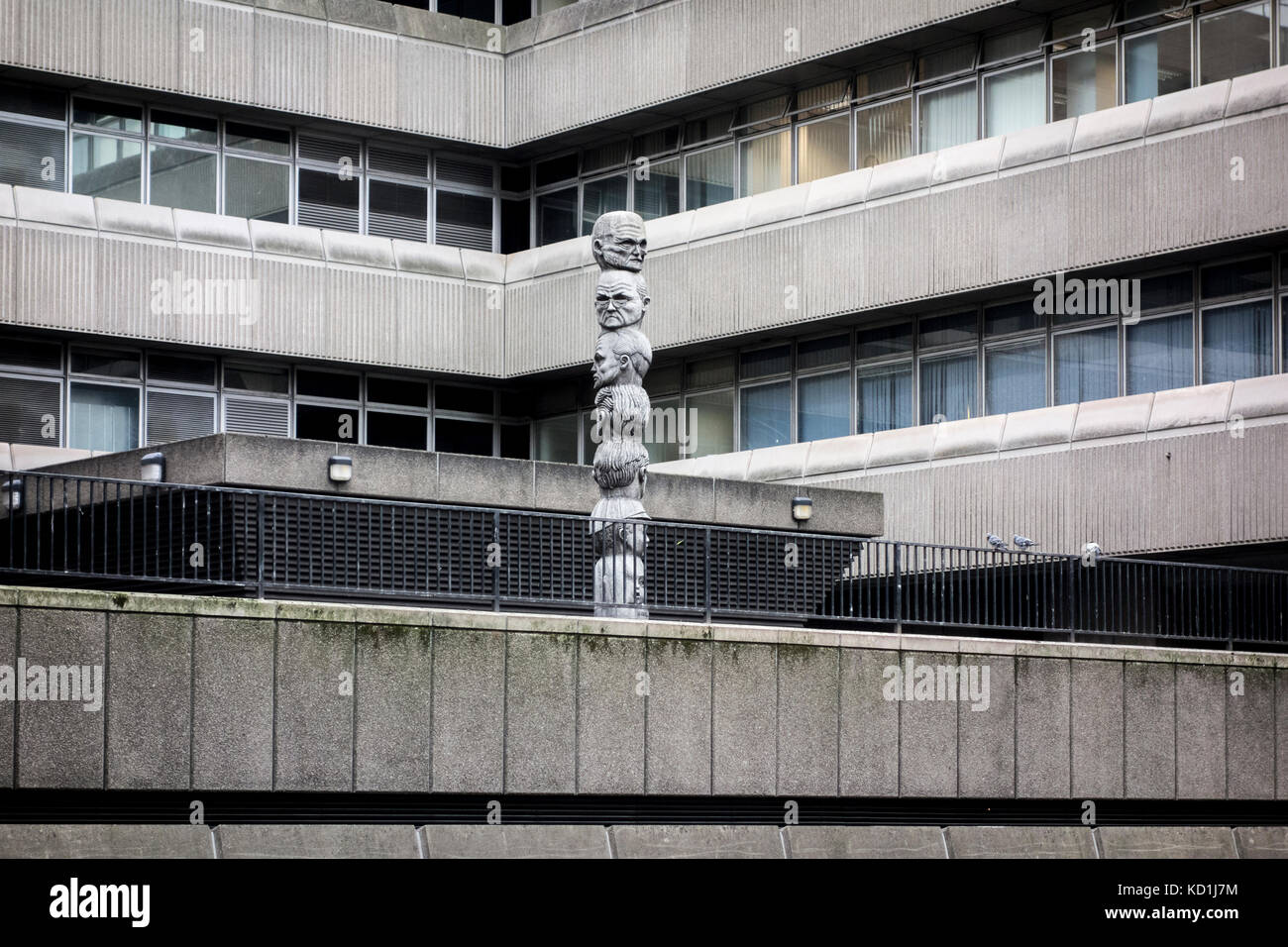 Siete edades del hombre por Richard Kindersley 1980 en Baynard brutalist House, edificio de oficinas, Londres, Reino Unido. Foto de stock