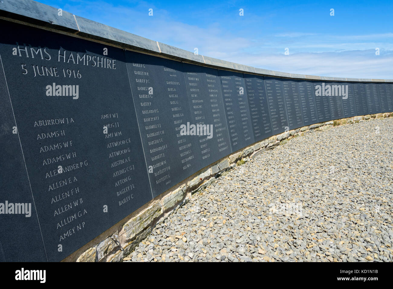 El Muro (construido en 2016) en el Memorial de Kitchener Marwick Head, Península de las Islas Orcadas, Escocia, Reino Unido. Foto de stock