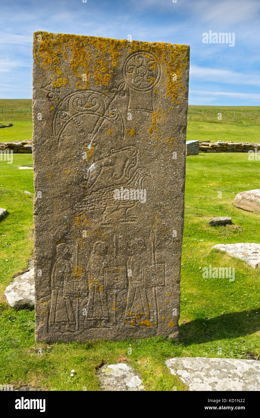 Piedra de símbolo pictish, un moderno elenco de una piedra original del siglo VII u VIII, en el sitio arqueológico en el Brough de Birsay, Orkney, Escocia, Reino Unido. Foto de stock