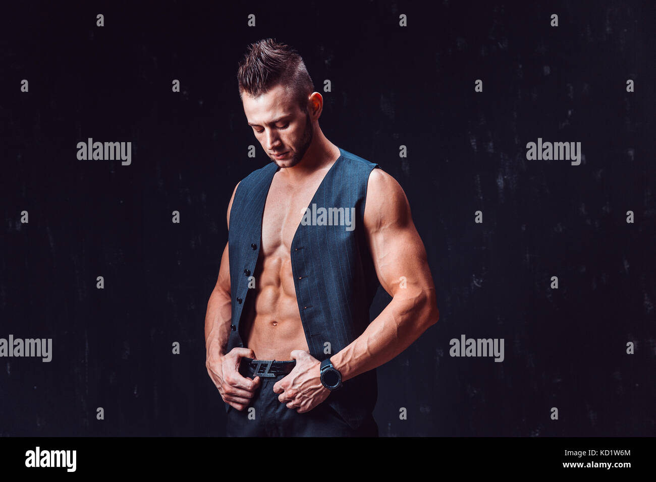 Hombre sin camisa con estilo en chaleco Fotografía de stock - Alamy