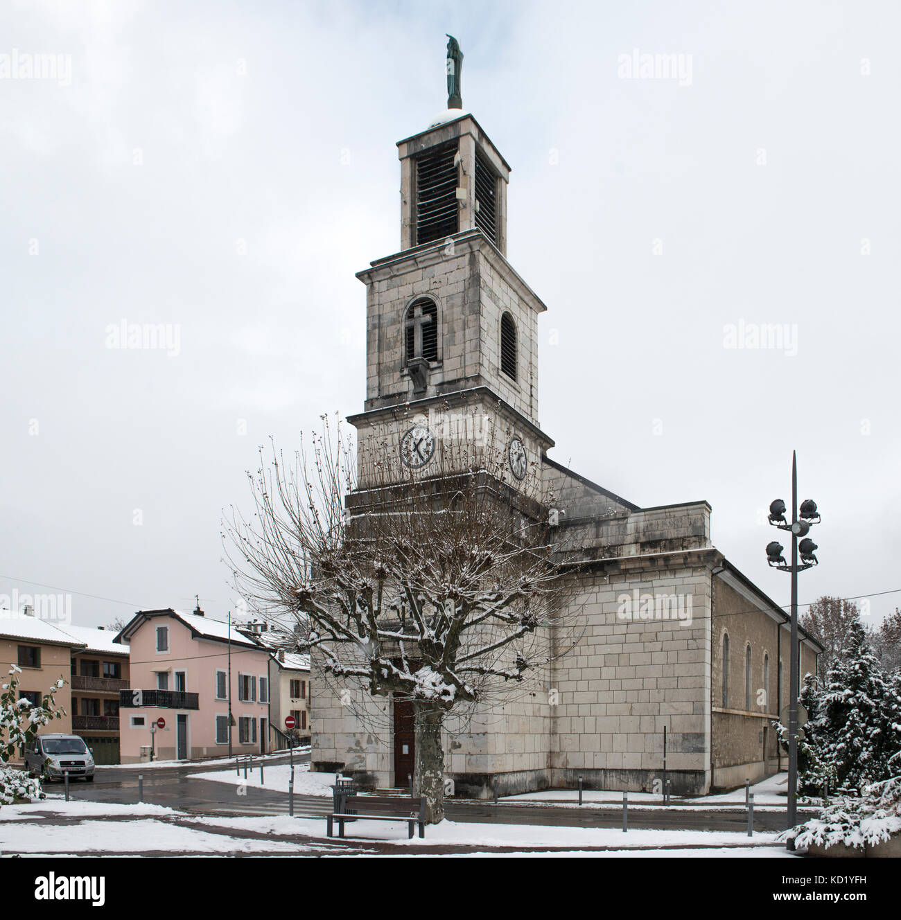 Iglesia en el centro de la ciudad de Divonne Les Bains, Ain, Francia Foto de stock