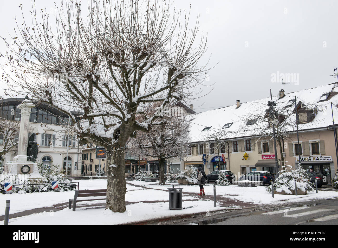 En invierno, la plaza de la ciudad de Divonne Les Bains, Ain, Francia Foto de stock