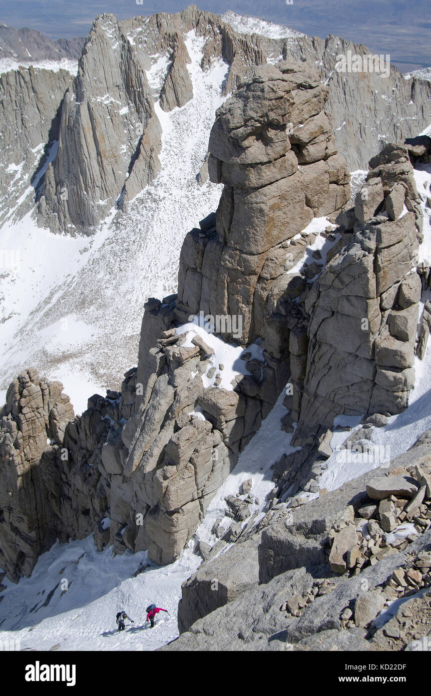 Una cuerda equipo de mujeres alpinistas cerca de la cumbre de Mount Whitney hasta el alpinista, la ruta y el punto más alto en el lower 48 us Foto de stock